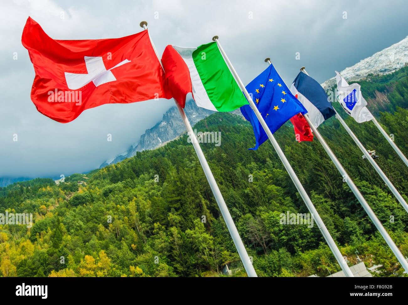 Unione Europea bandiere nazionali. La Svizzera, Italia, bandiera dell'Unione europea e la Francia. Traforo del Monte Bianco. Chamonix, Francia, Europa. Foto Stock