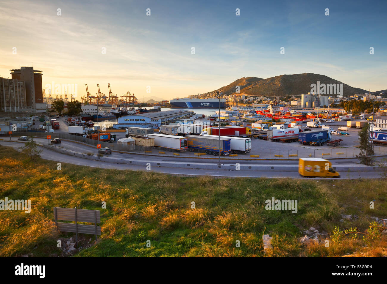 Porto industriale e il centro di mercato del pesce nel porto del Pireo di Atene Foto Stock