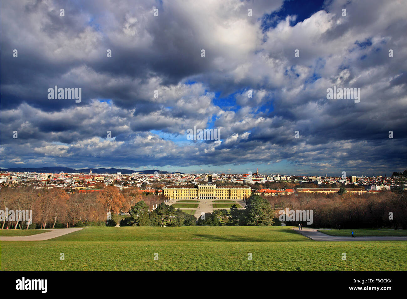 Vista di Schönbrunn, palazzo estivo degli Asburgo e la città di Vienna da la Gloriette. Foto Stock