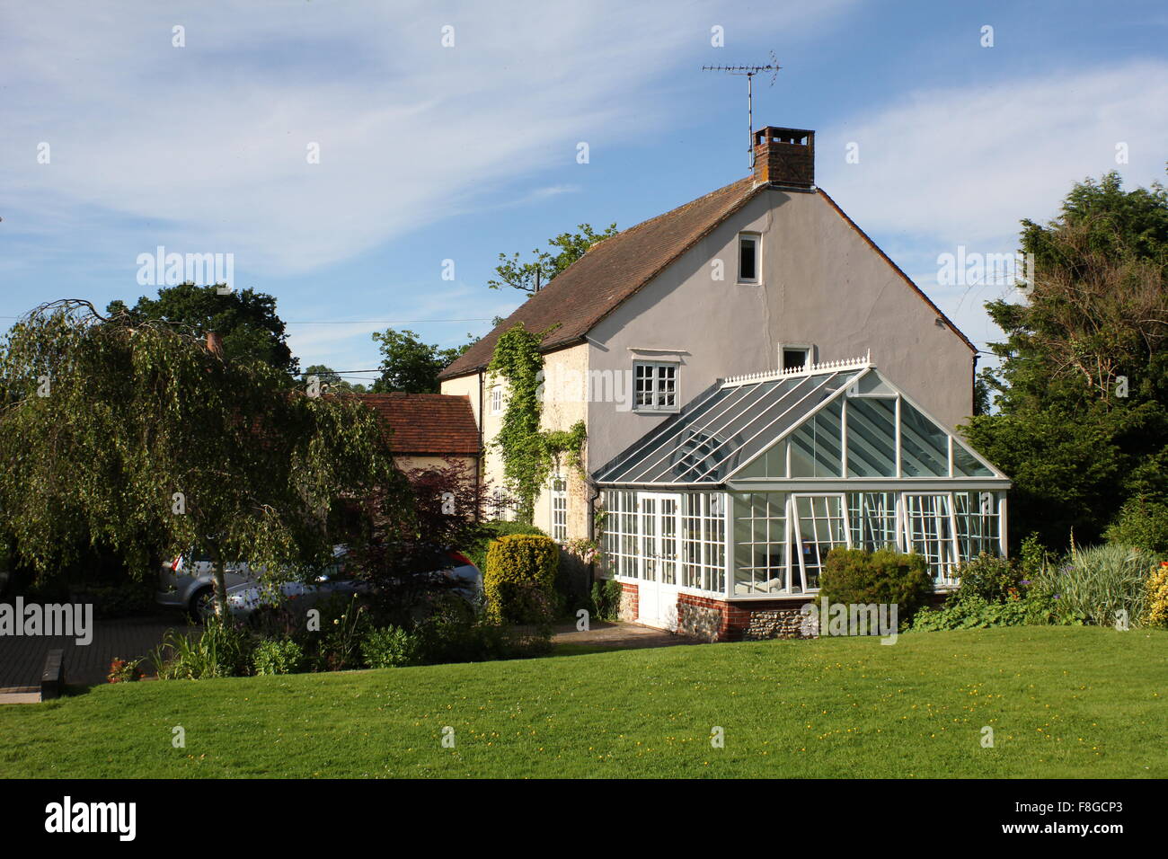 Paese di lingua inglese casa indipendente con giardino d'inverno, Regno Unito Foto Stock