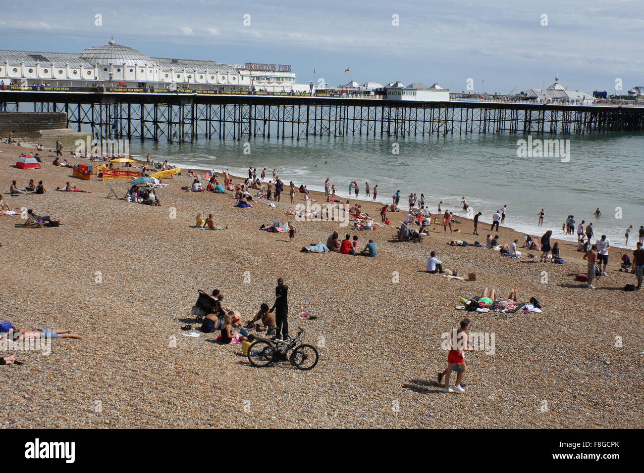 La spiaggia di Brighton con il Molo di Brighton ( Palace Pier ), REGNO UNITO Foto Stock