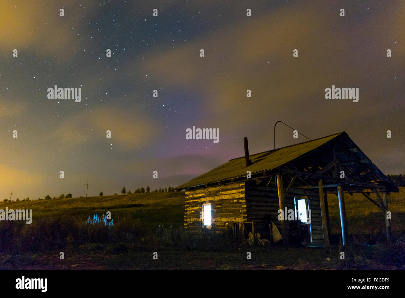 Cabina in campo rurale di notte Foto Stock