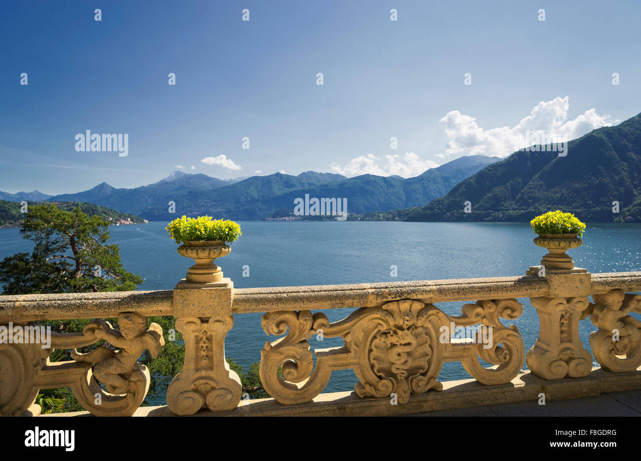 Bannister ornati in riva al lago di Como, Villa Balbianello, Lago di Como, Italia Foto Stock