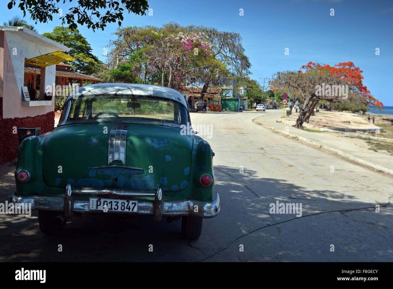 Tranquilla La Boca street con vintage auto parcheggiate presso il locale snack bar sulla costa vicino a Trinidad Sancti Spiritus Provincia Cuba Foto Stock