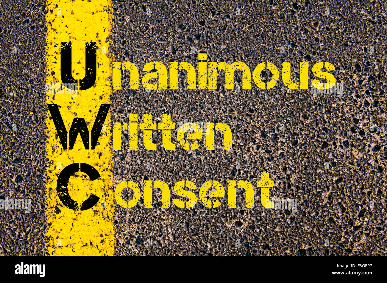Concetto di immagine di Contabilità Affari acronimo UWC unanime consenso scritto scritto oltre la segnaletica stradale vernice gialla linea. Foto Stock