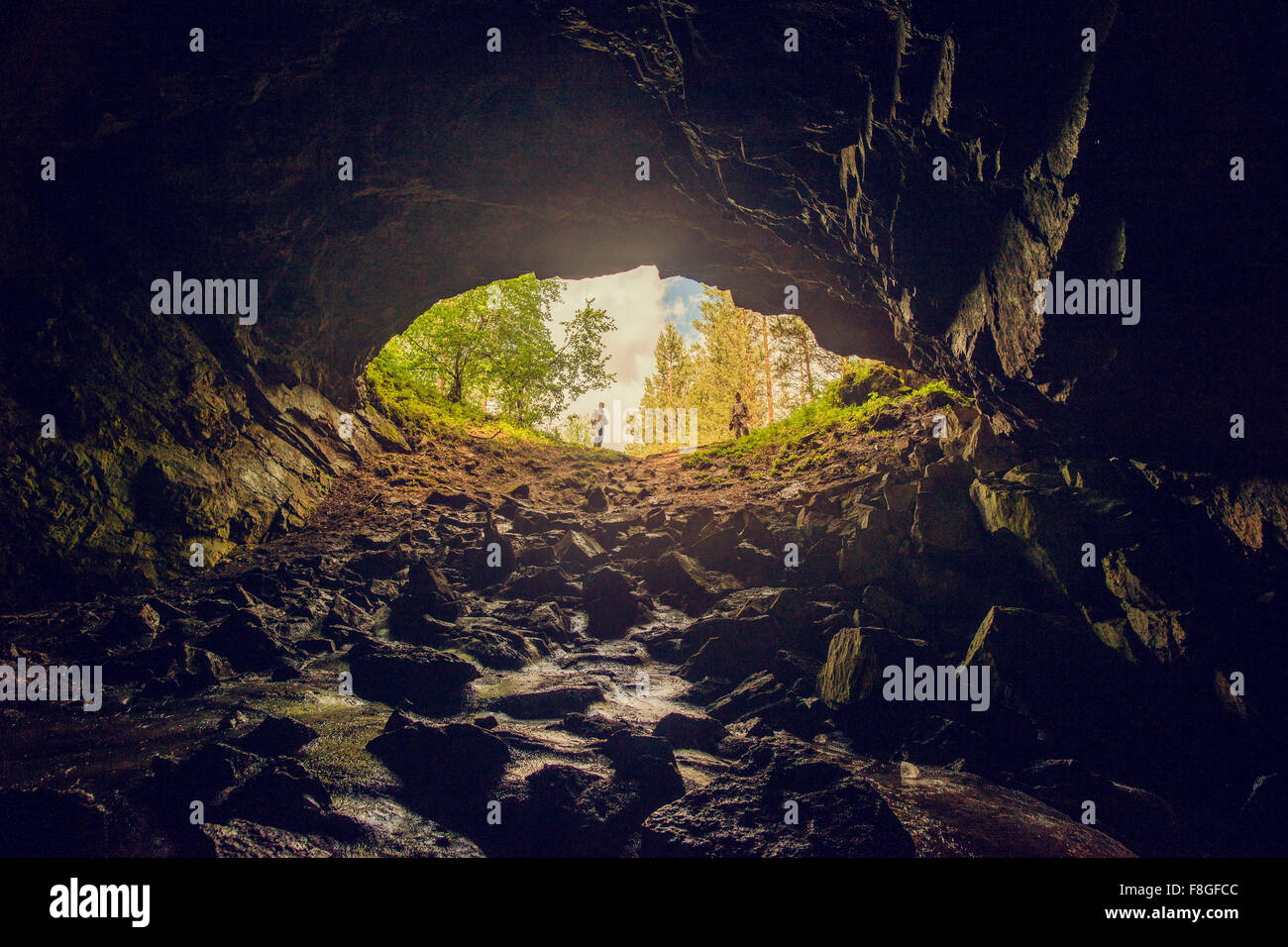 Gli escursionisti in piedi all'ingresso della grotta Foto Stock