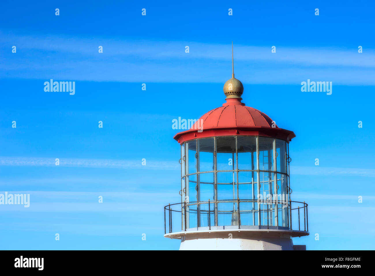 Faro, closeup, cielo blu e nuvole. Foto Stock