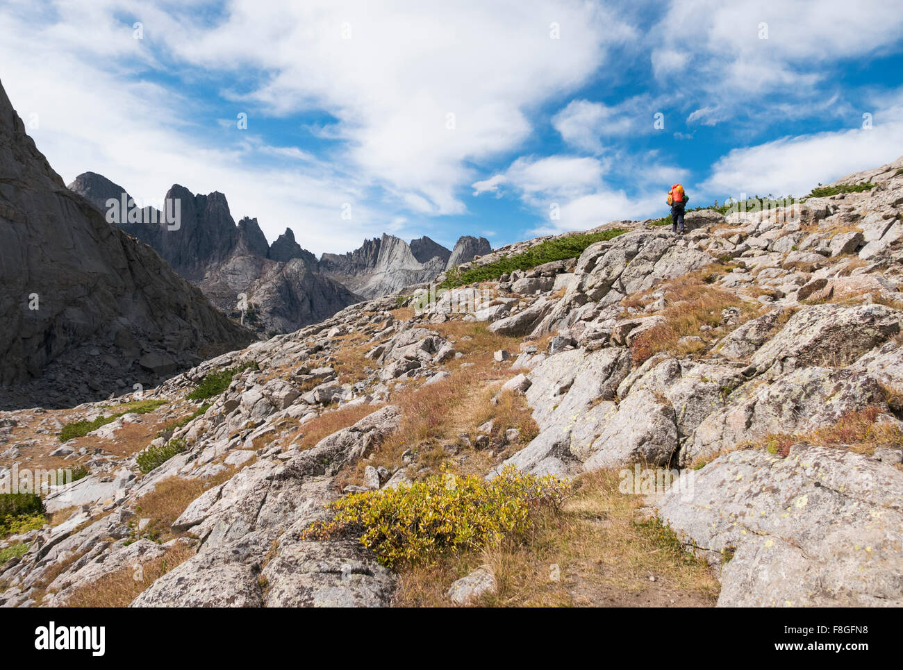 Escursionista caucasica camminando sulla collina rocciosa Foto Stock
