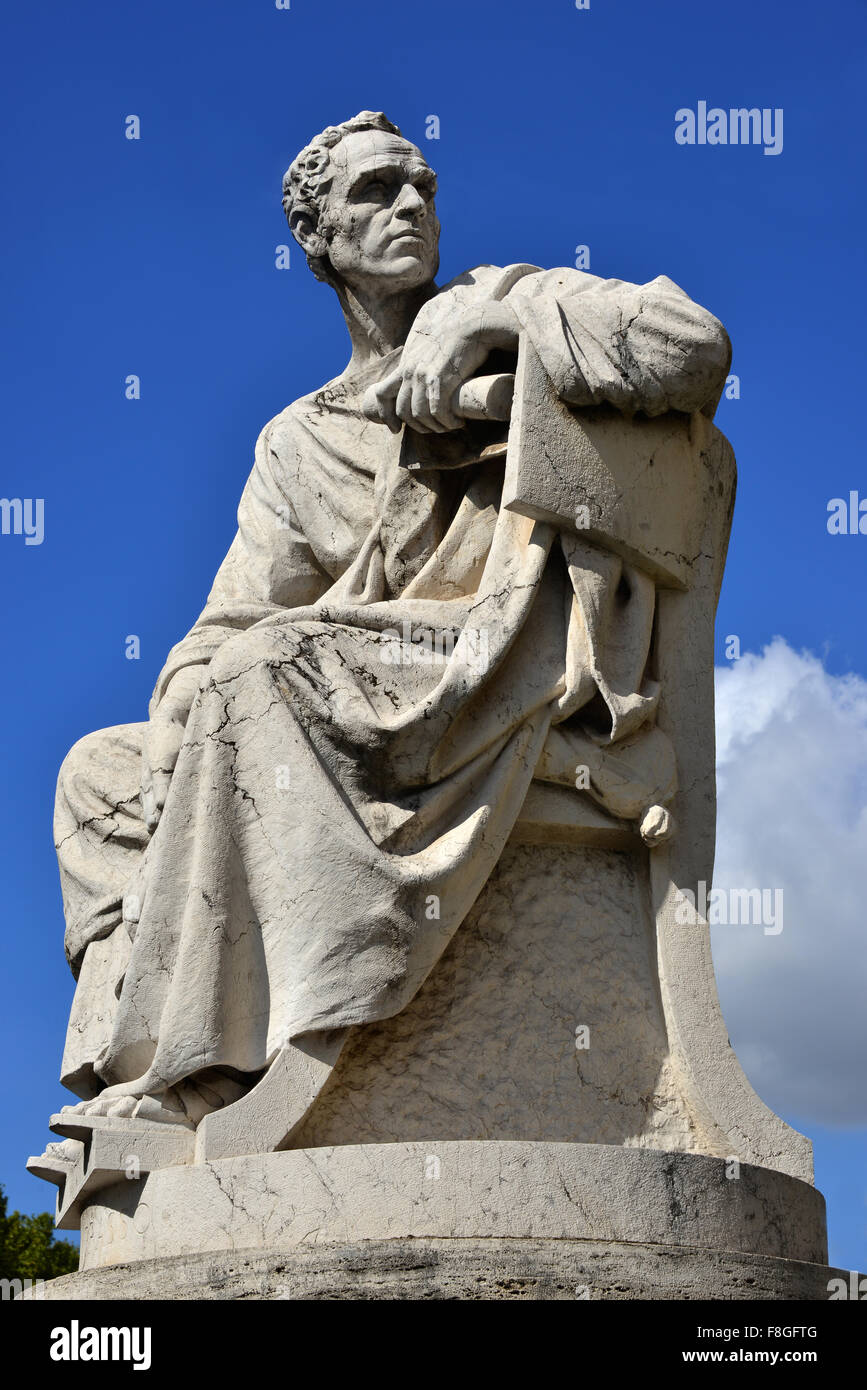 Statua in marmo del romano oratore crasso con cielo blu Foto Stock