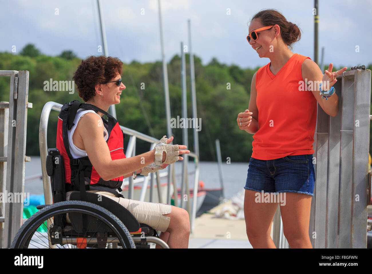 Donne caucasici parlando a marina Foto Stock