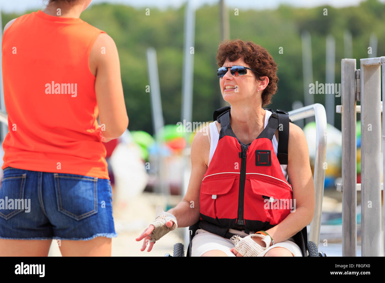 Donne caucasici parlando a marina Foto Stock