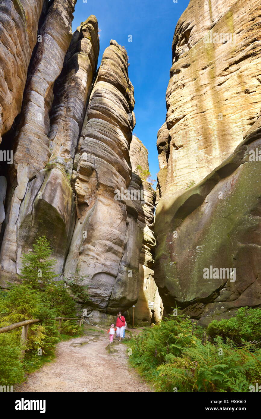 Tourist sul sentiero Adrspach Rock Mountains Teplicke rocce, Repubblica Ceca Foto Stock