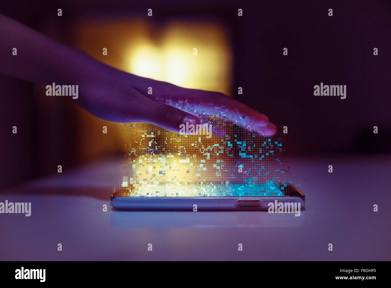 Mano di razza mista comunicante con un telefono cellulare Foto Stock