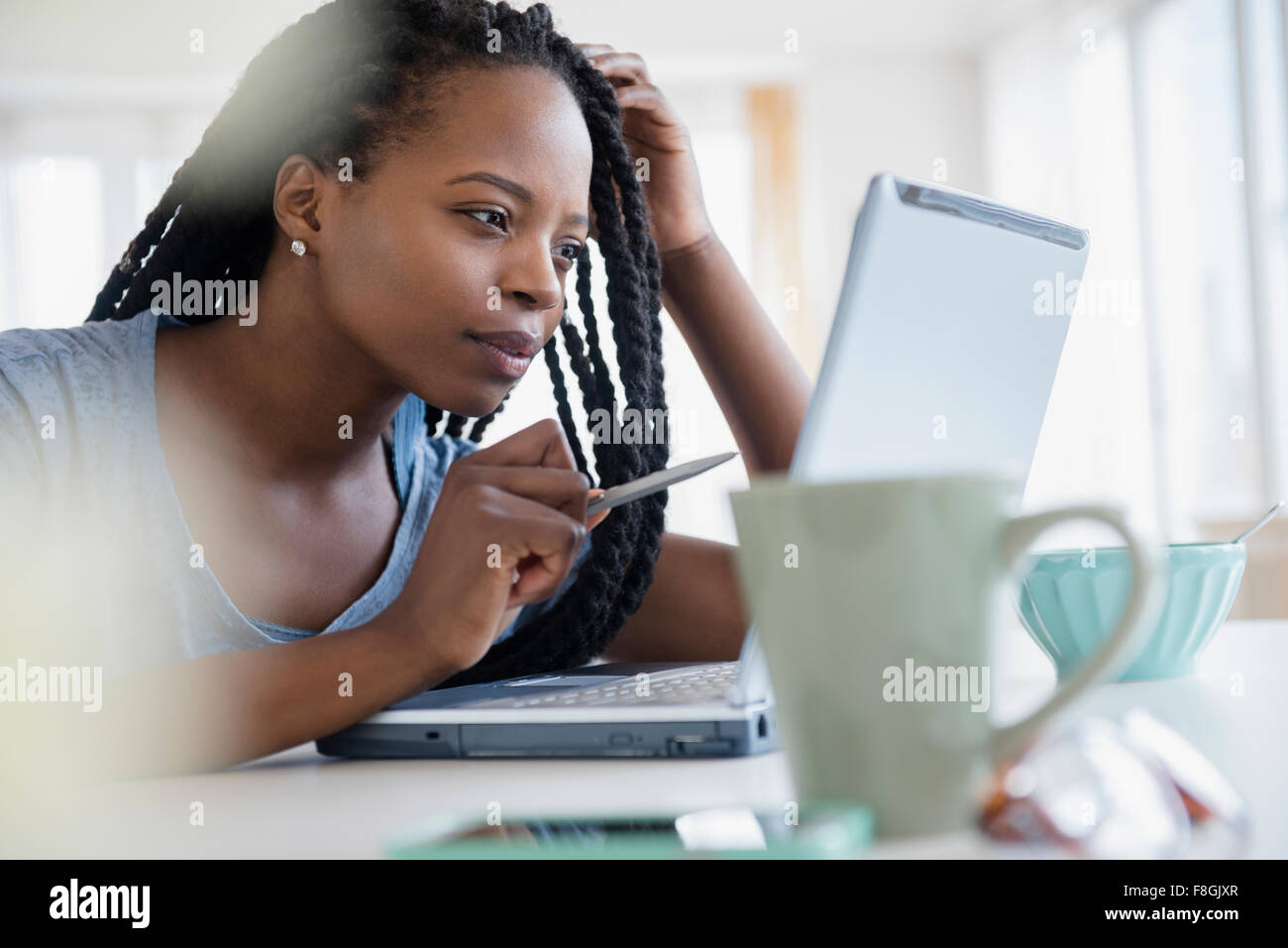 Nero donna utilizzando laptop Foto Stock