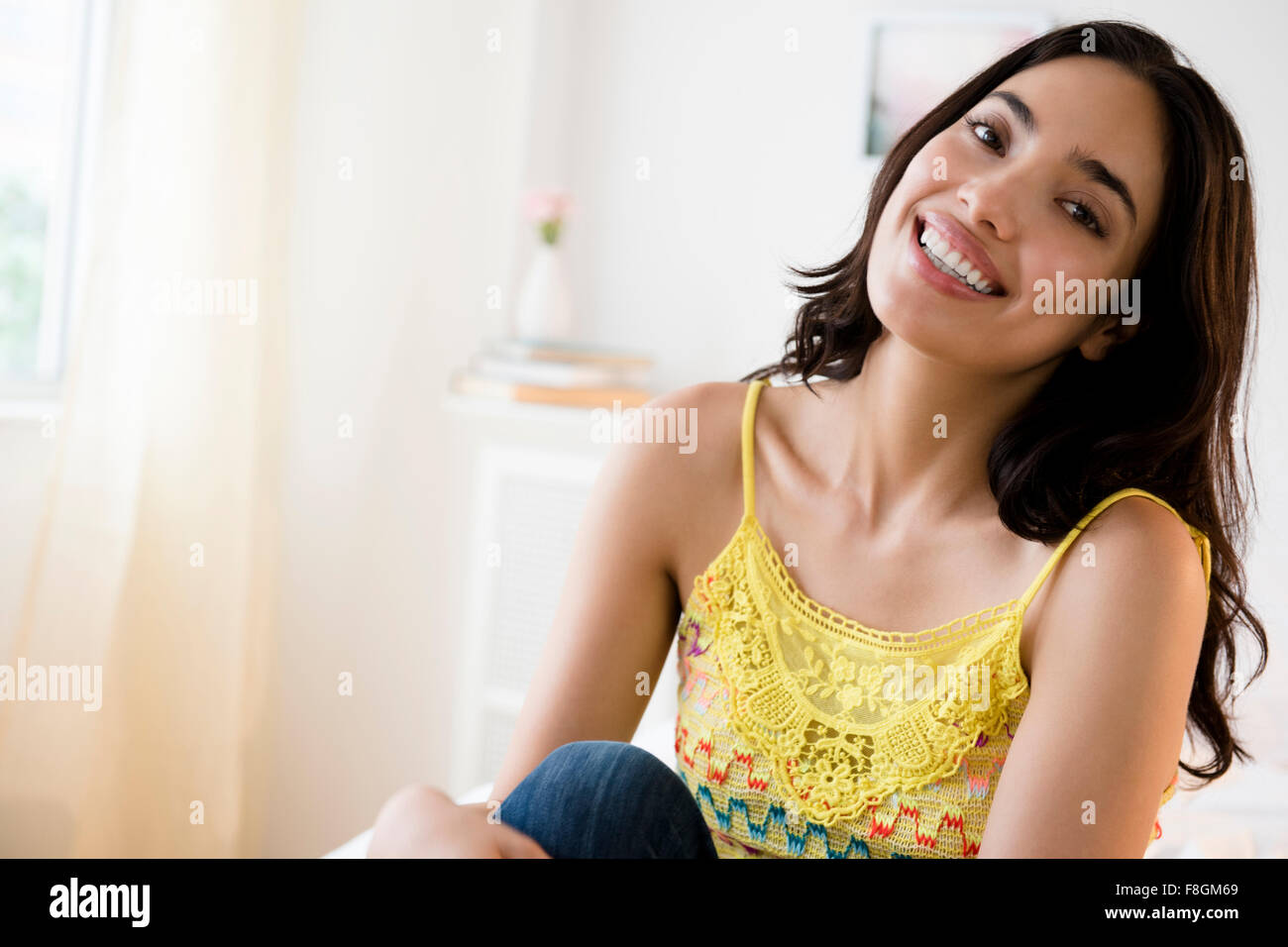 Ispanico donna sorridente Foto Stock
