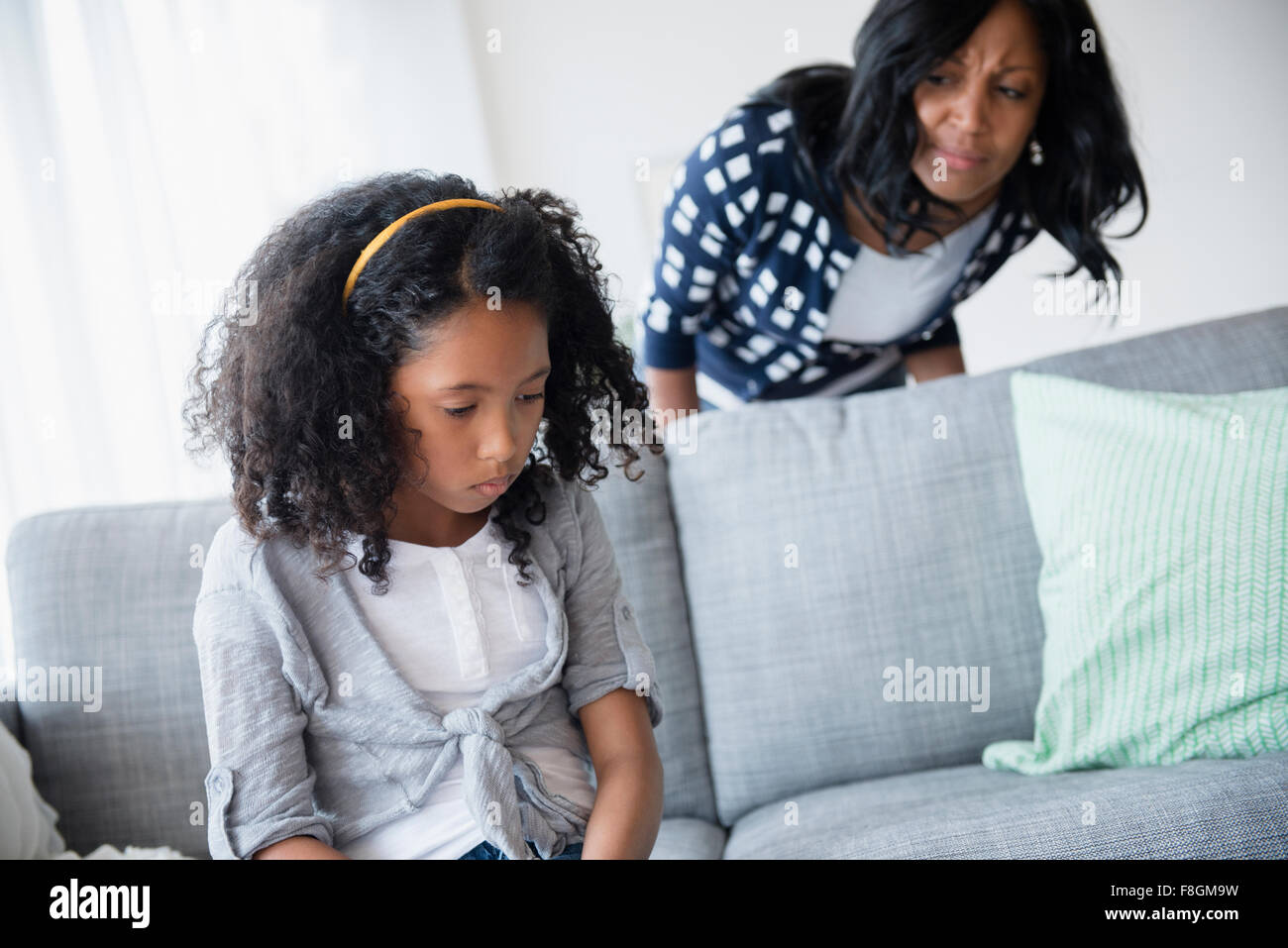 Madre Guarda figlia broncio Foto Stock