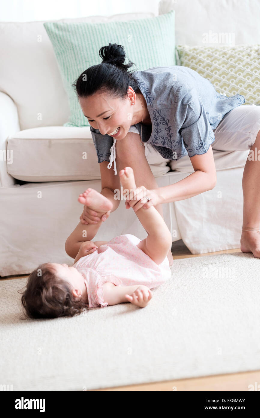 Il bambino e la madre figlia giocando in salotto Foto Stock