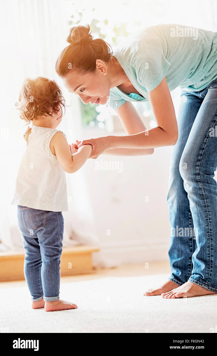 Madre consolante bimba Foto Stock