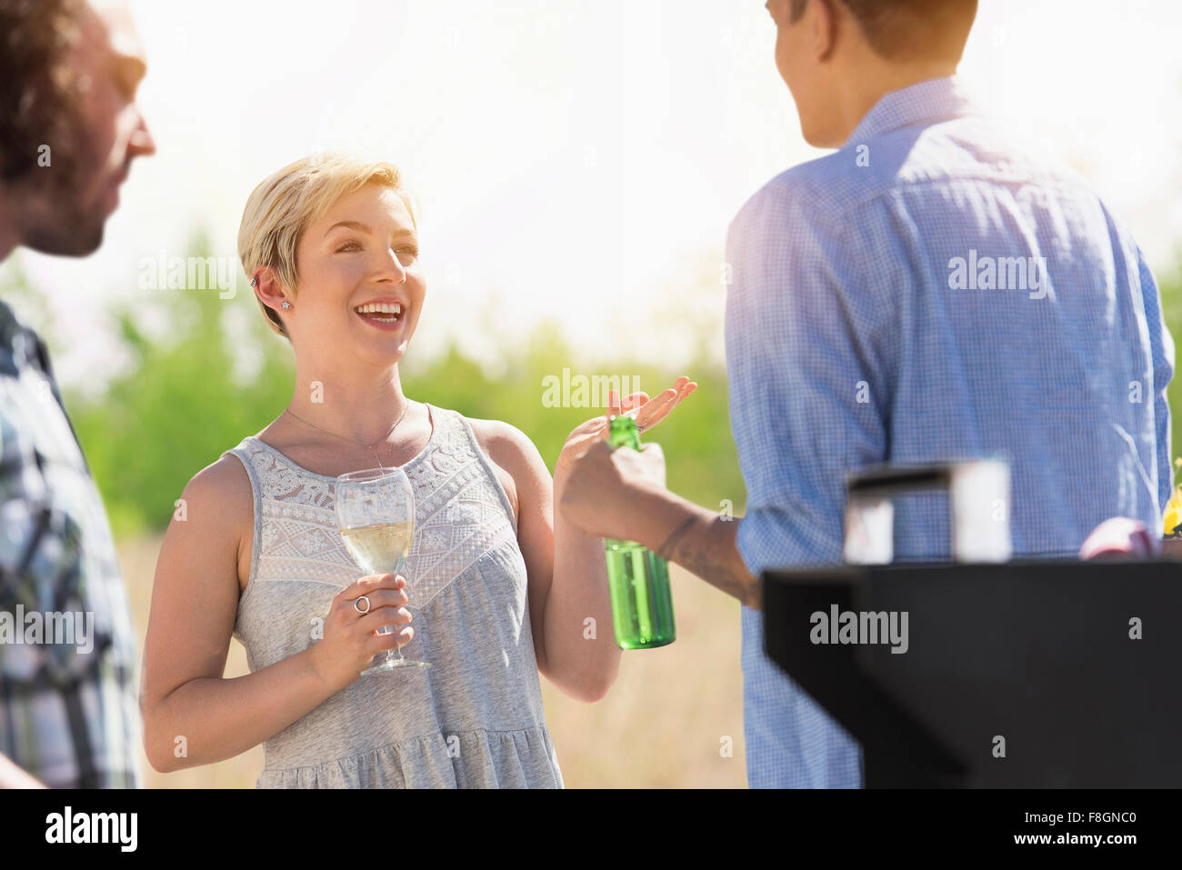 Gli amici di parlare a parte all'aperto Foto Stock