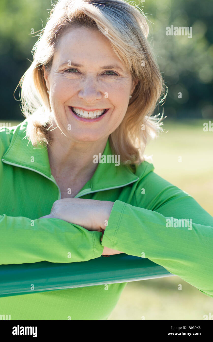Caucasian donna sorridente all'aperto Foto Stock