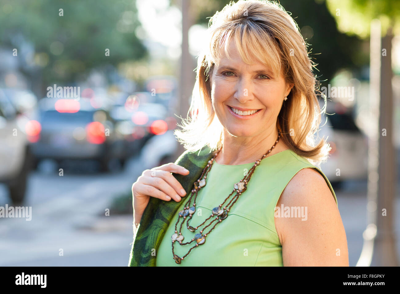 Caucasian donna sorridente in città Foto Stock