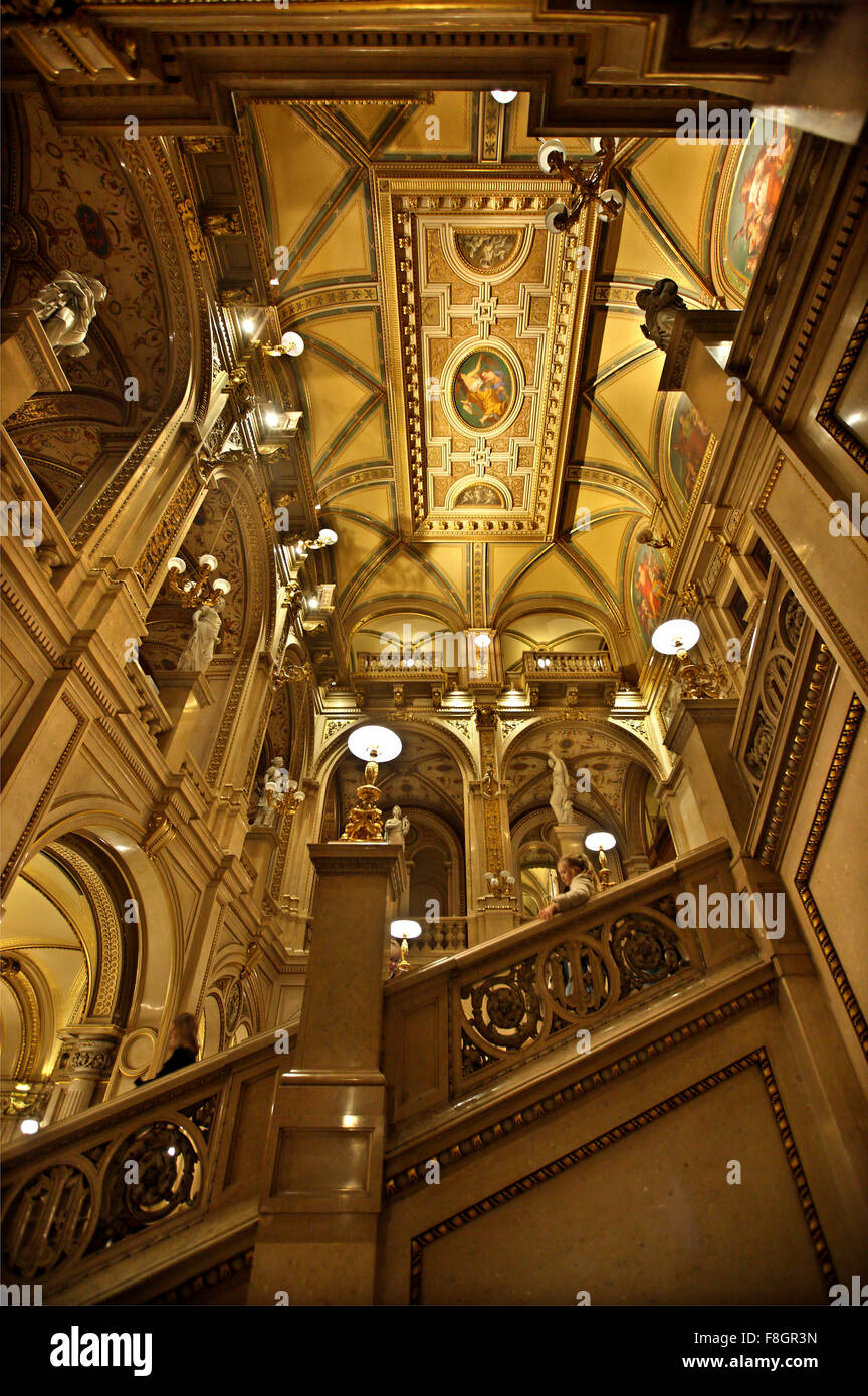 La scala principale nello Stato Opera House (Staatsoper di Vienna, Austria. Foto Stock La scala principale nello Stato Opera House (Staatsoper di Vienna, Austria. Foto Stock