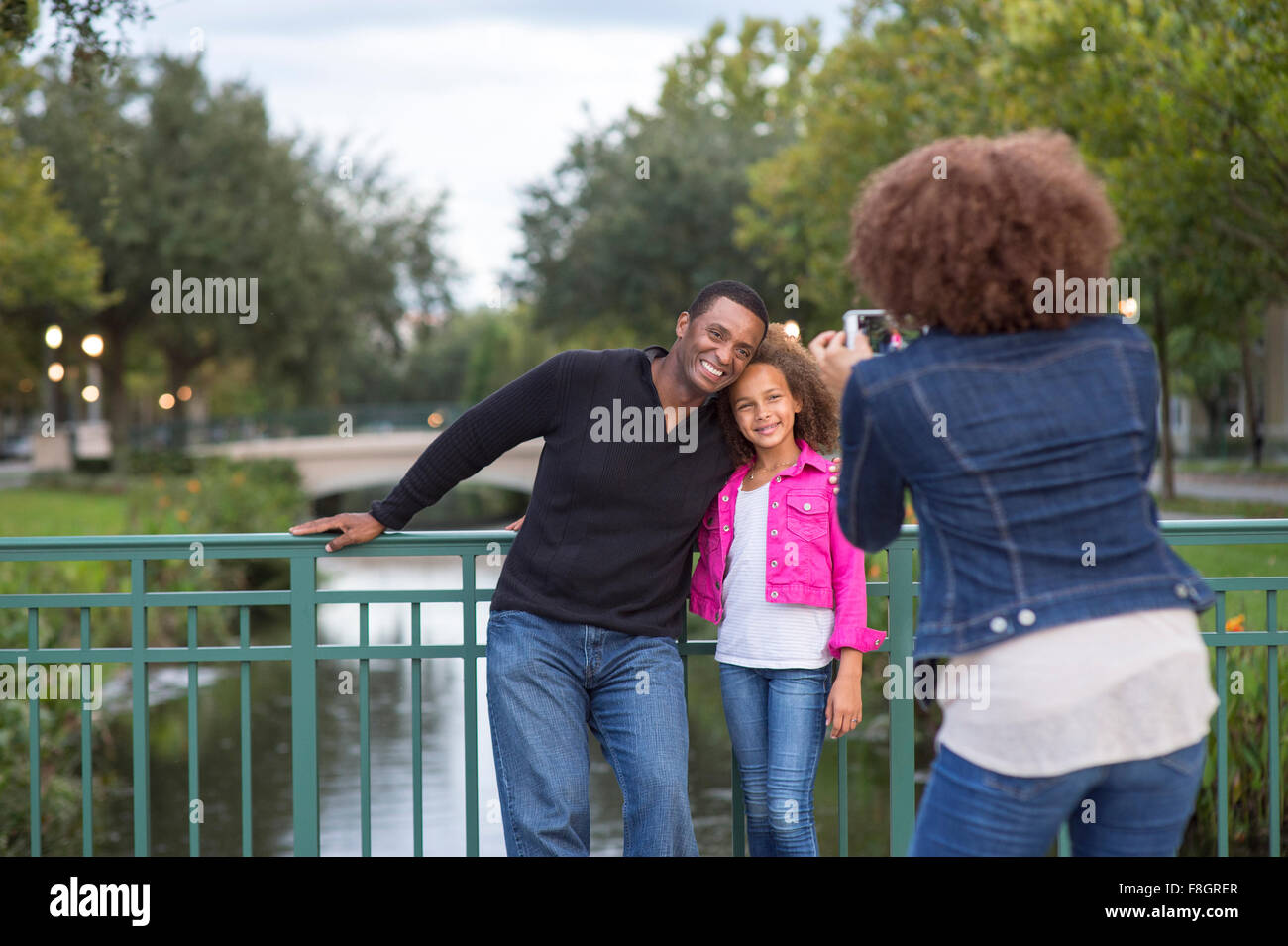 Madre di fotografare la famiglia sul ponte Foto Stock