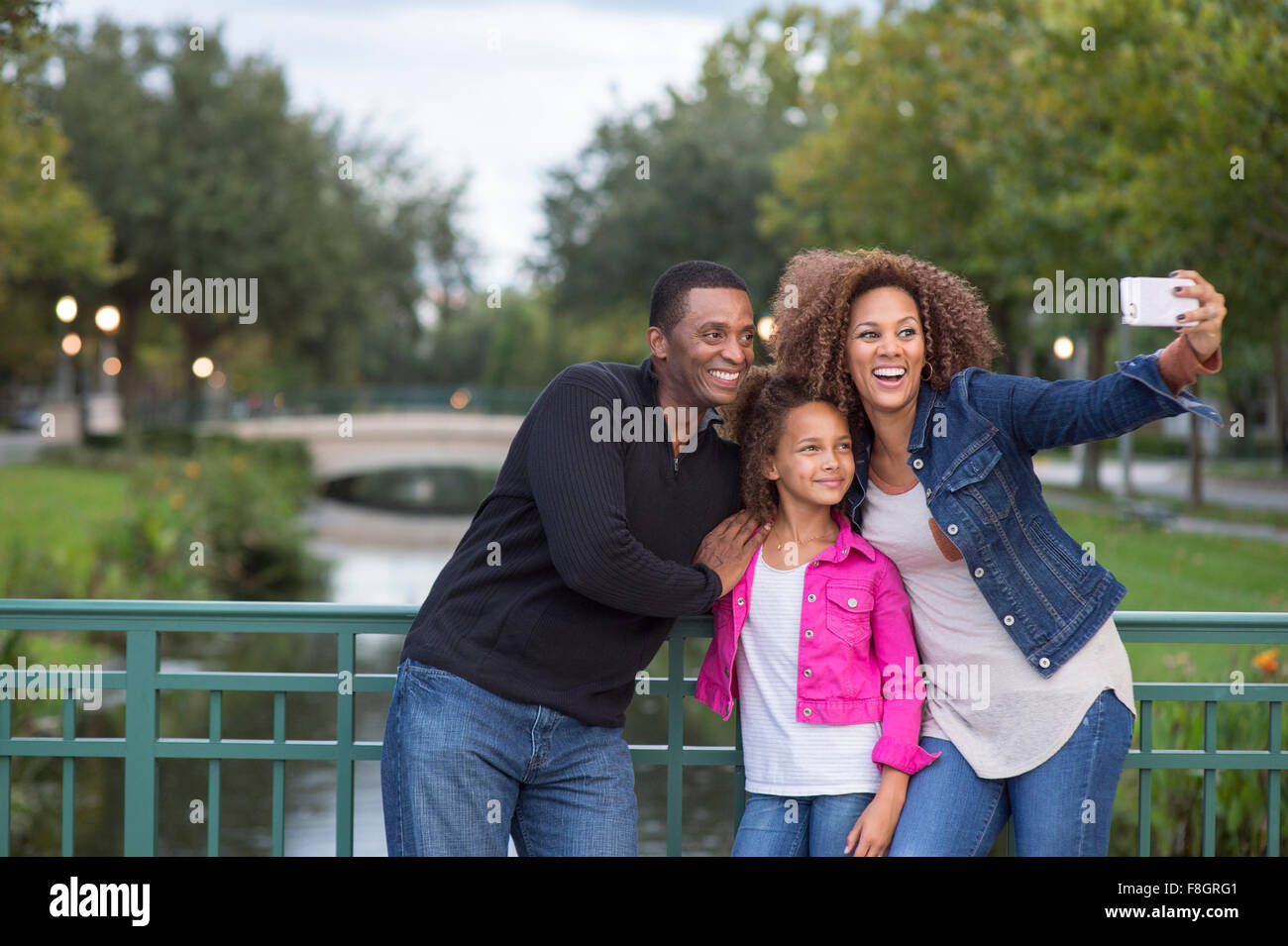 Famiglia tenendo selfie sul ponte Foto Stock