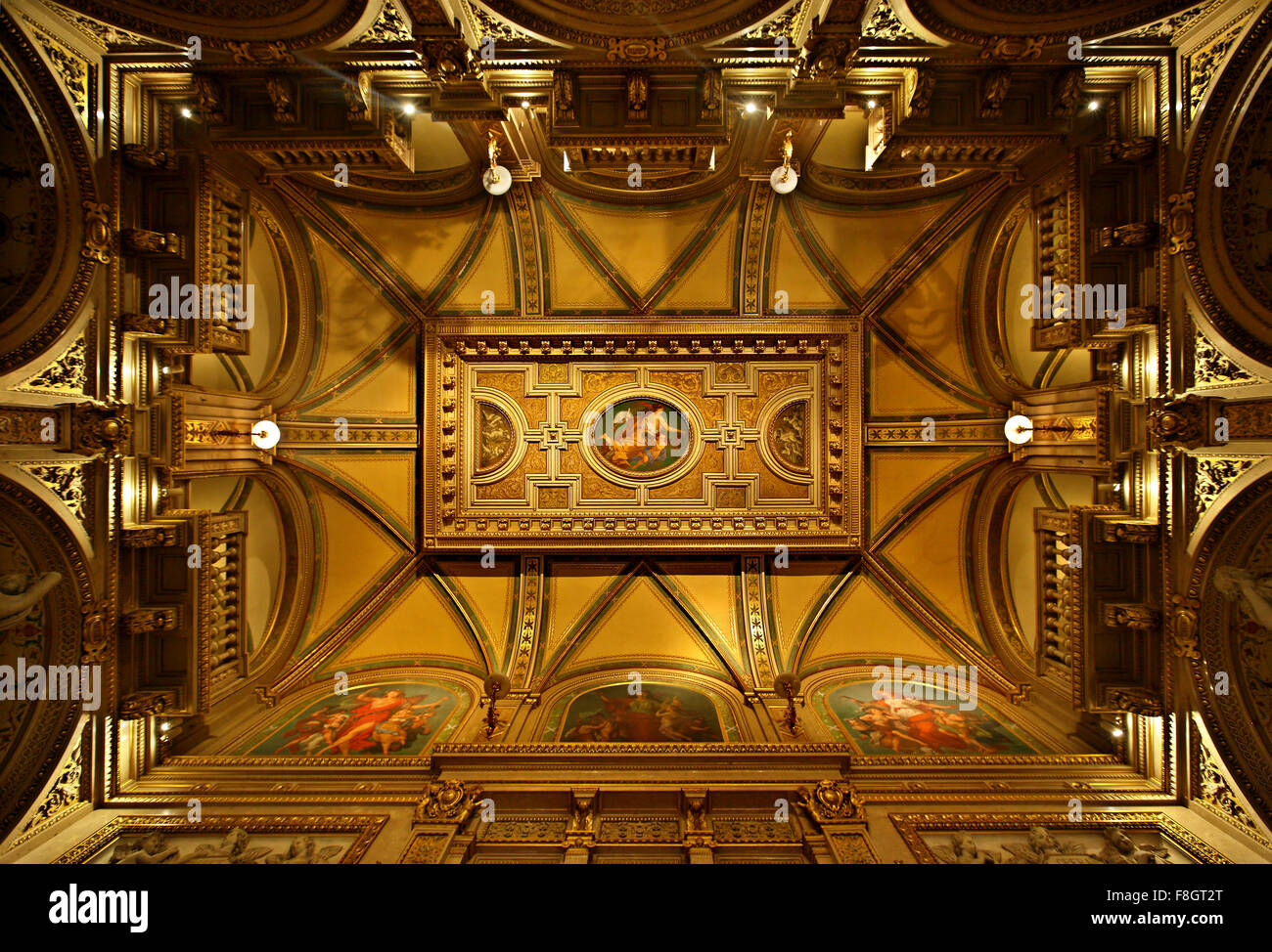 Il bellissimo soffitto sulla scala principale nello Stato Opera House (Staatsoper di Vienna, Austria. Foto Stock