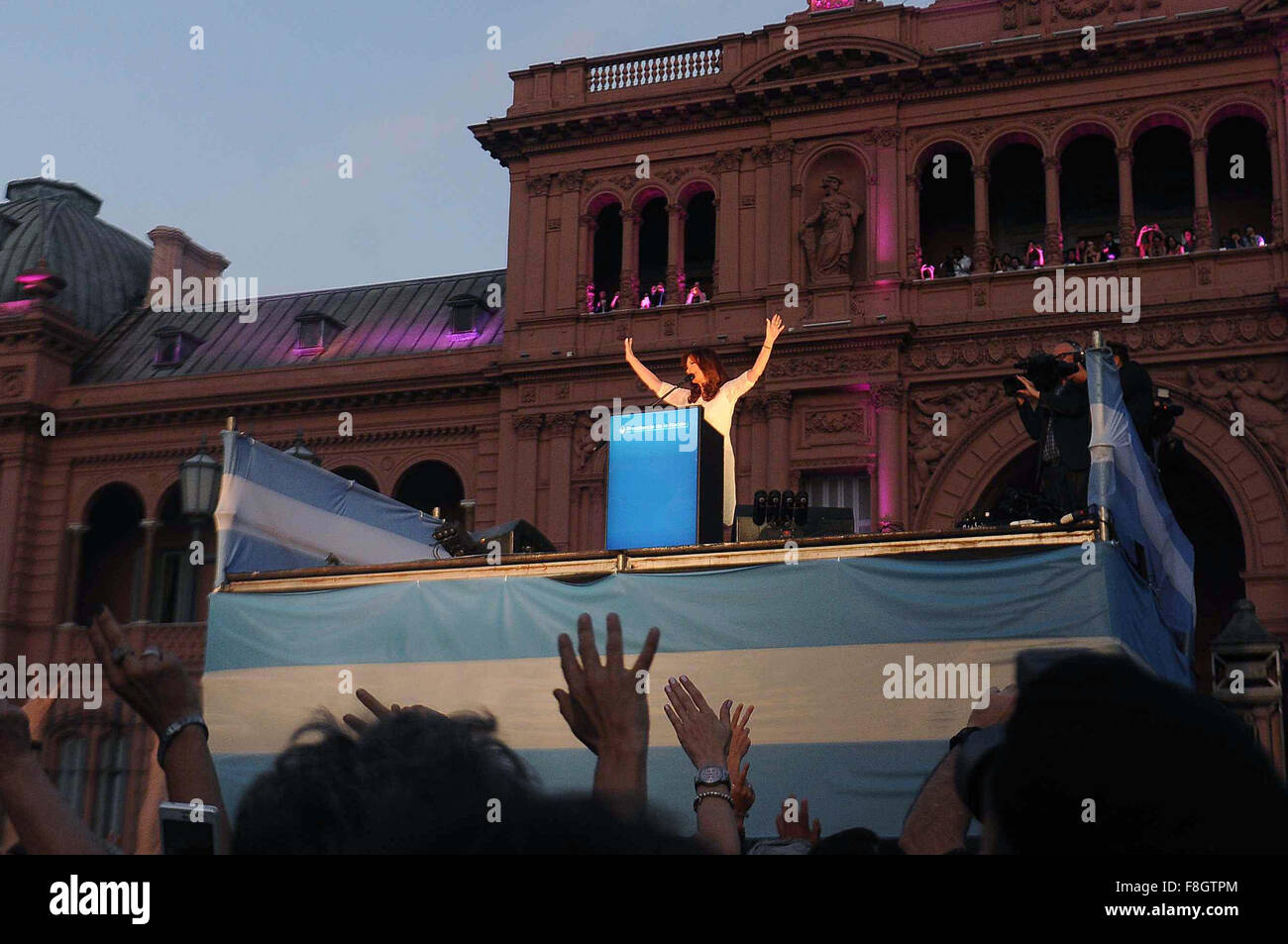 Buenos Aires, Argentina. Il 9 dicembre, 2015. Argentina del Presidente Cristina Fernandez onde ai suoi sostenitori durante la cerimonia di congedo a maggio Square, a Buenos Aires, Argentina, il 9 dicembre 2015. Il mandato del Presidente Cristina Fernandez si conclude alle ore 23:59 ora locale del mercoledì. Il rappresentante di giustizia ha dichiarato che in conseguenza il successore di Fernandez, Mauricio Macri, inizia il suo mandato al 00:00 giovedì. Credito: Raul Ferrari/TELAM/Xinhua/Alamy Live News Foto Stock