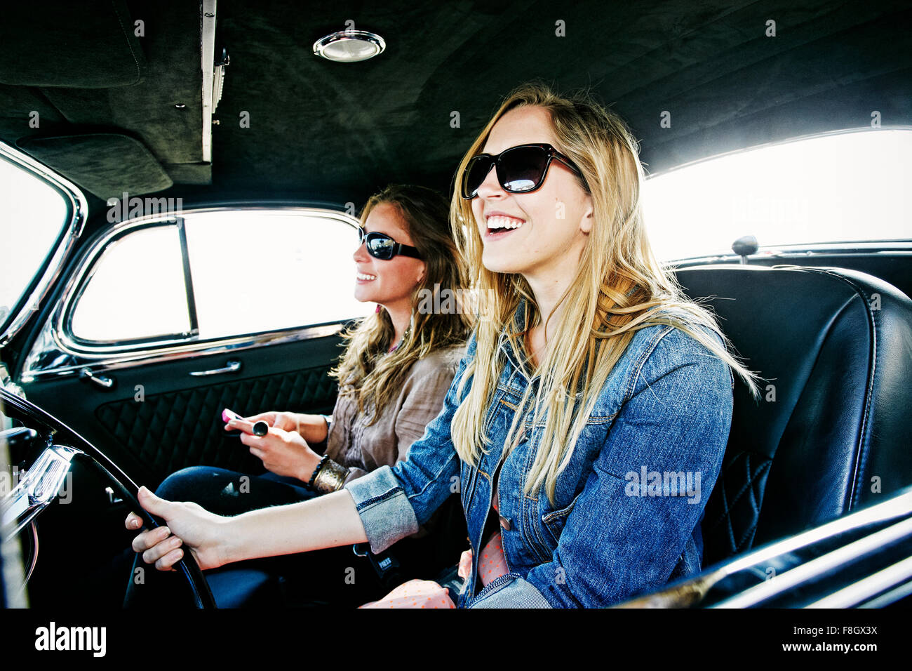 Le donne alla guida di auto d'epoca Foto Stock