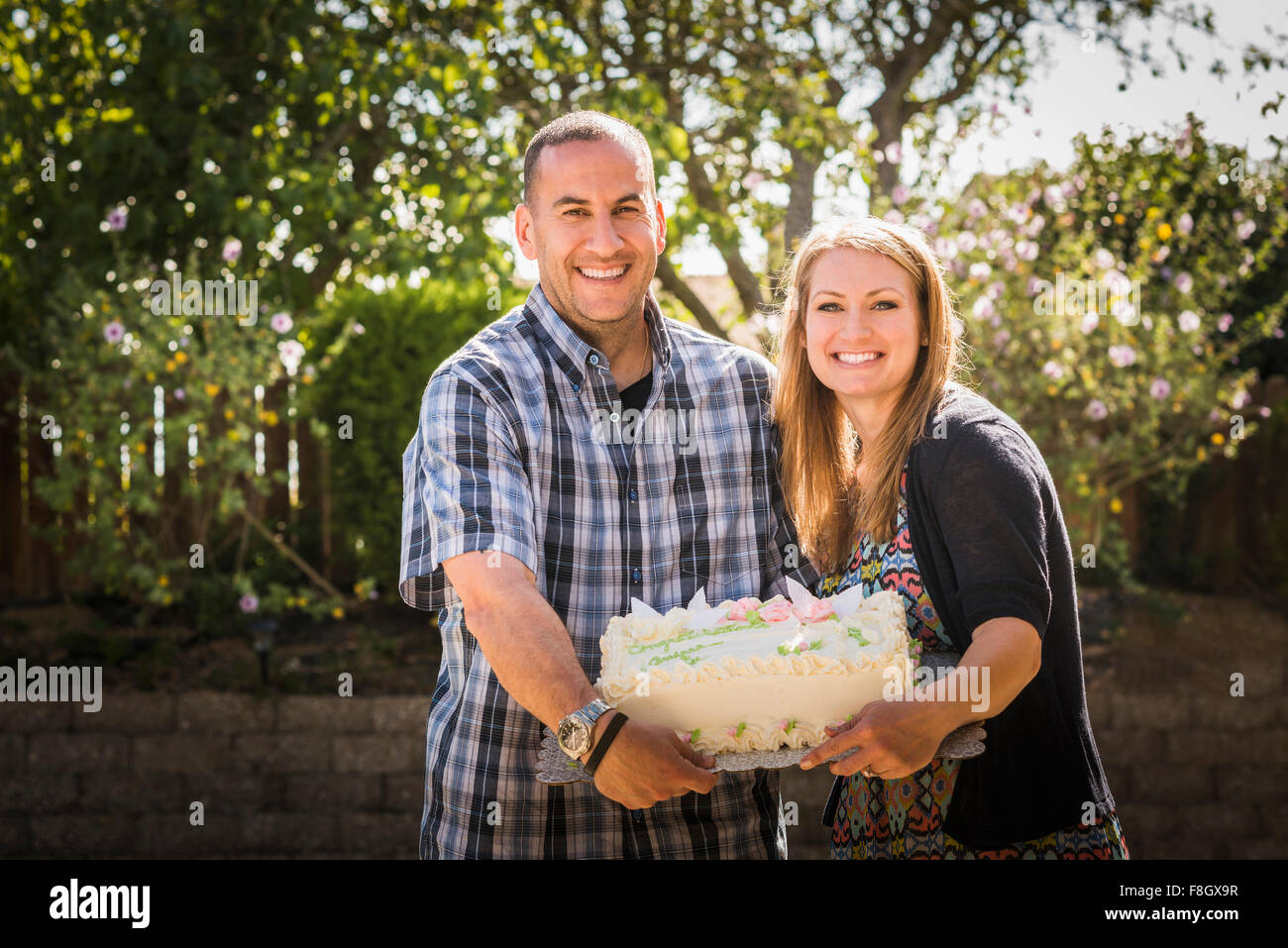 Giovane Azienda torta al partito di impegno Foto Stock