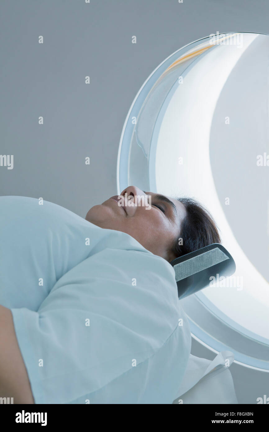 Paziente ispanica che stabilisce nella macchina MRI Foto Stock