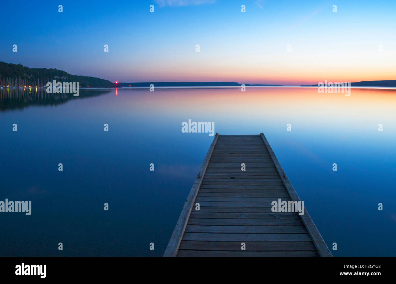 Dock in legno sopra il lago ancora Foto Stock