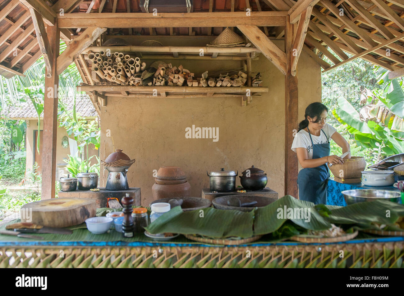 Chef asiatico la cottura in cucina esterna Foto Stock