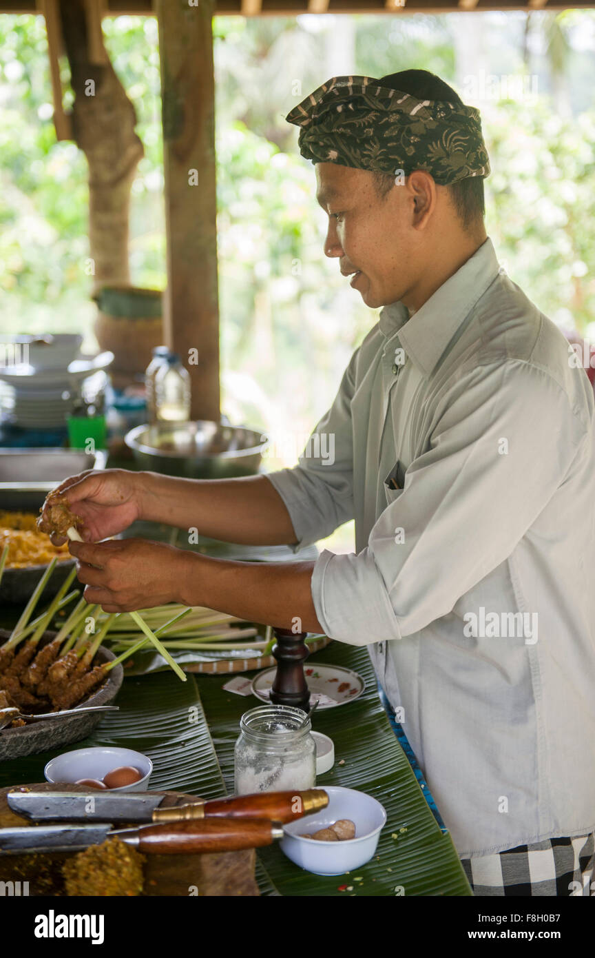 Chef asiatico la cottura in cucina esterna Foto Stock