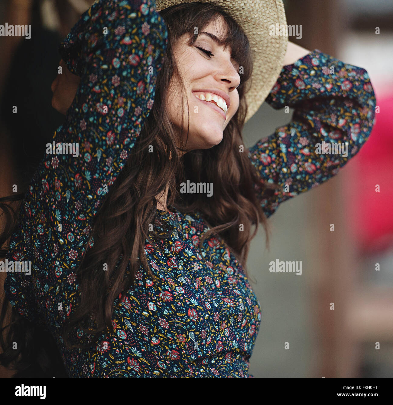 Sorridente donna caucasica balli all'aperto Foto Stock