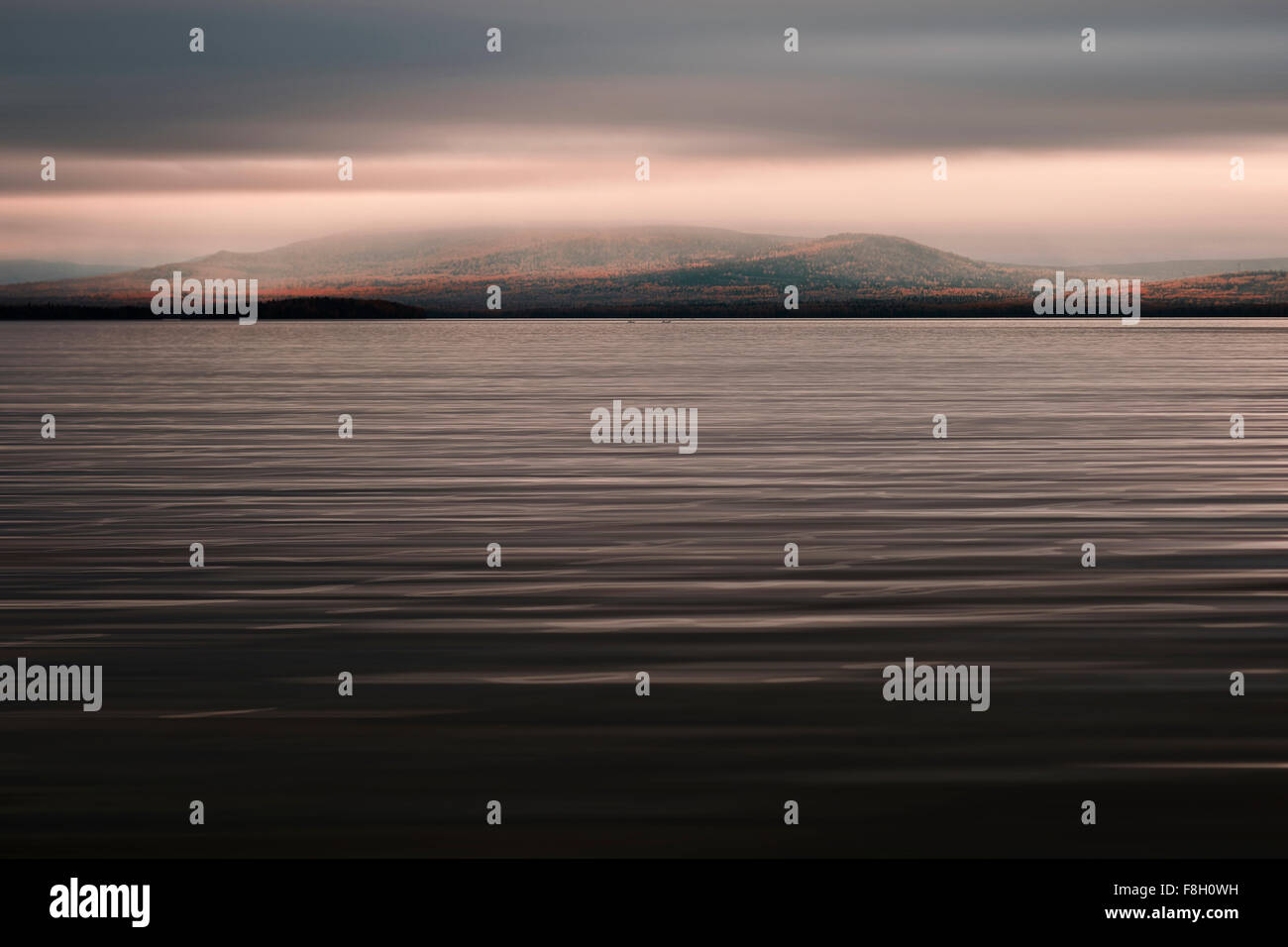Ondeggiano lago sotto le nuvole Foto Stock