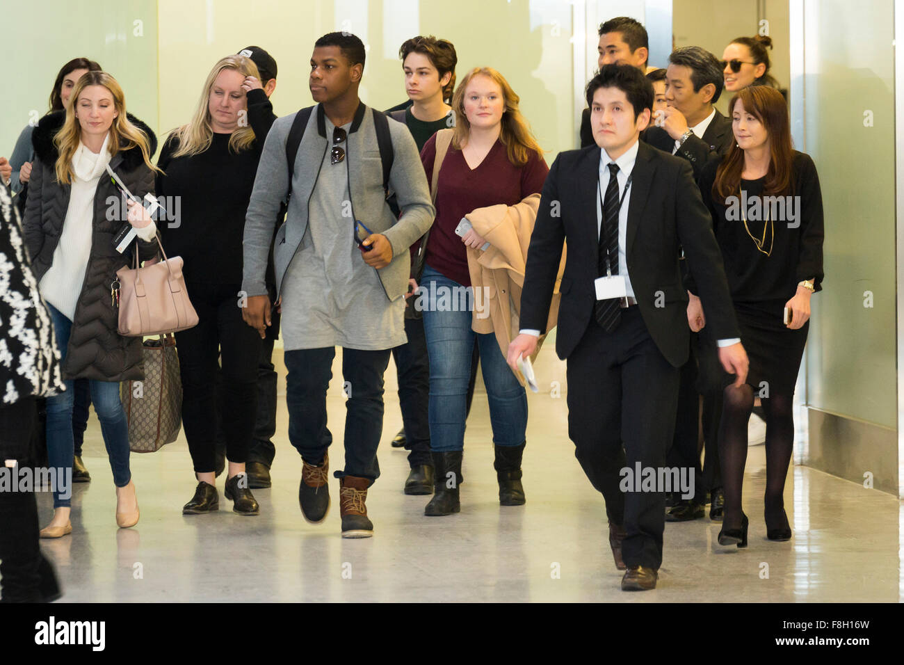 Chiba, Giappone. 10 dicembre, 2015. ''Star Wars: La forza suscita l' attore John Boyega arriva all'Aeroporto Internazionale di Narita su dicembre 10, 2015, Chiba, Giappone. Abrams è arrivato con la Star Wars Episodio VII cast a frequentare il ''Star Wars: La forza risveglia'' Giappone Premiere e di speciali eventi promozionali presso il Tokyo Disneyland e a Yokohama. Il nuovo film è il primo film Star Wars dal Disney's aquisition di Lucasfilm. ''Star Wars: La forza suscita l'" colpisce i teatri di tutto il mondo su dicembre 18th. Credito: Aflo Co. Ltd./Alamy Live News Foto Stock