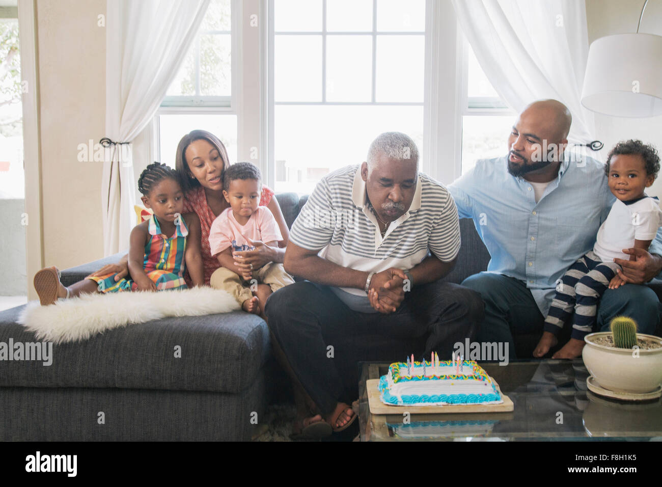 Famiglia americana africana festeggia il compleanno Foto Stock