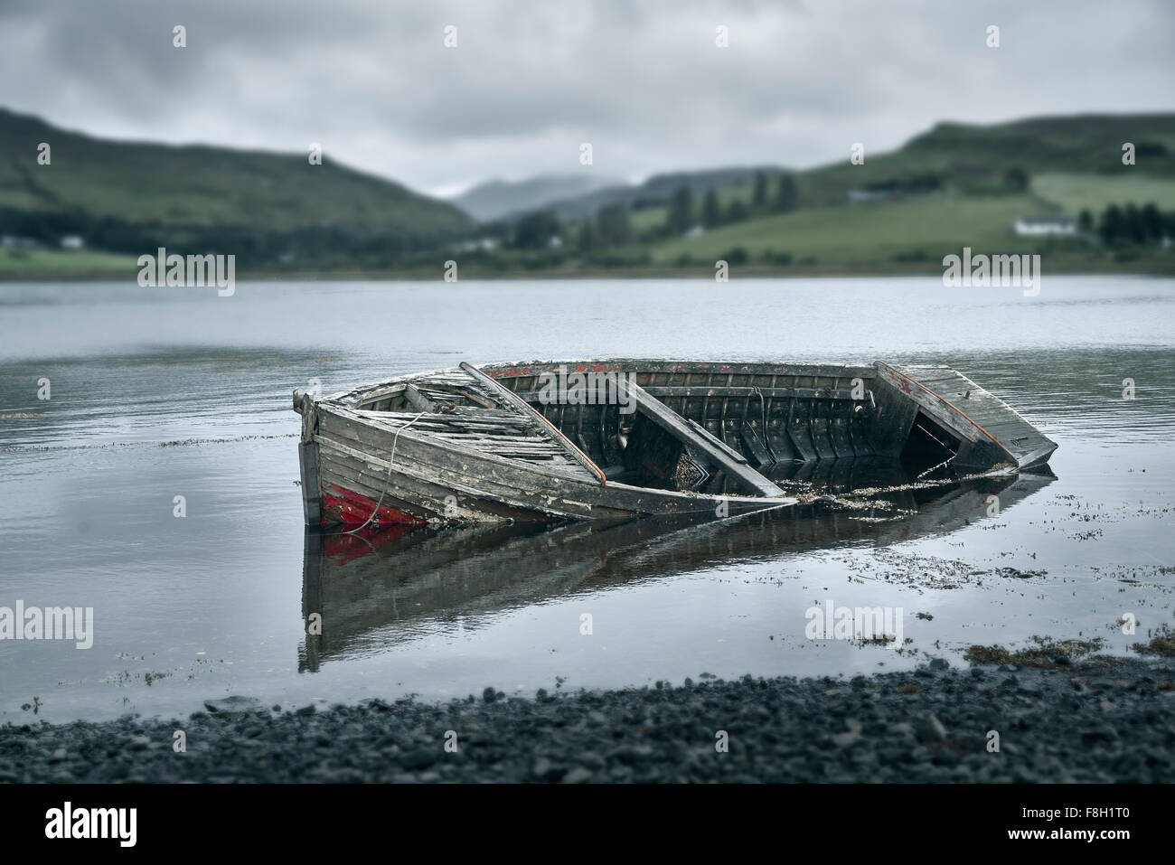 Fatiscente barca nel lago rurale Foto Stock