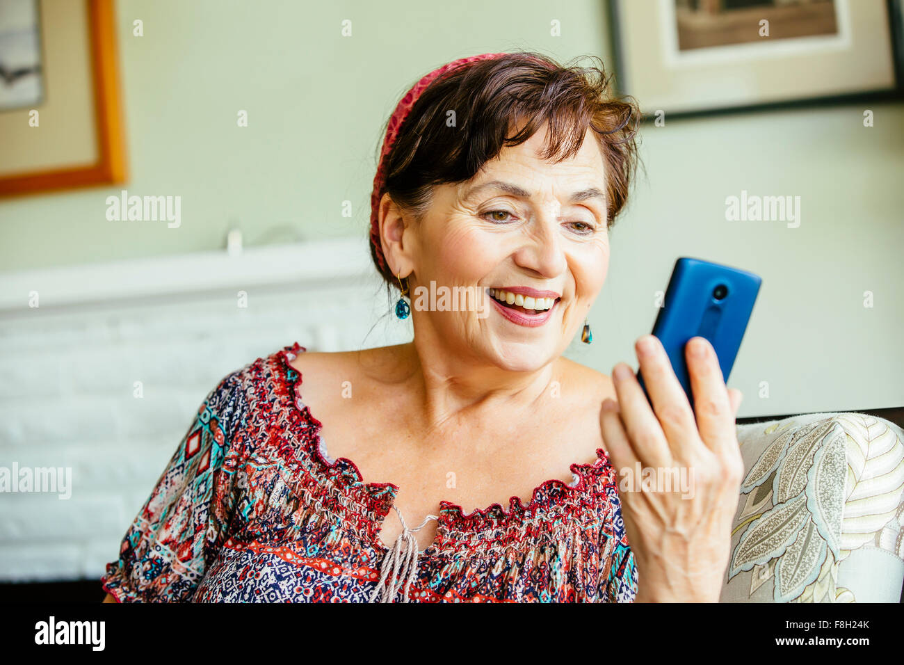 La donna caucasica tramite telefono cellulare Foto Stock