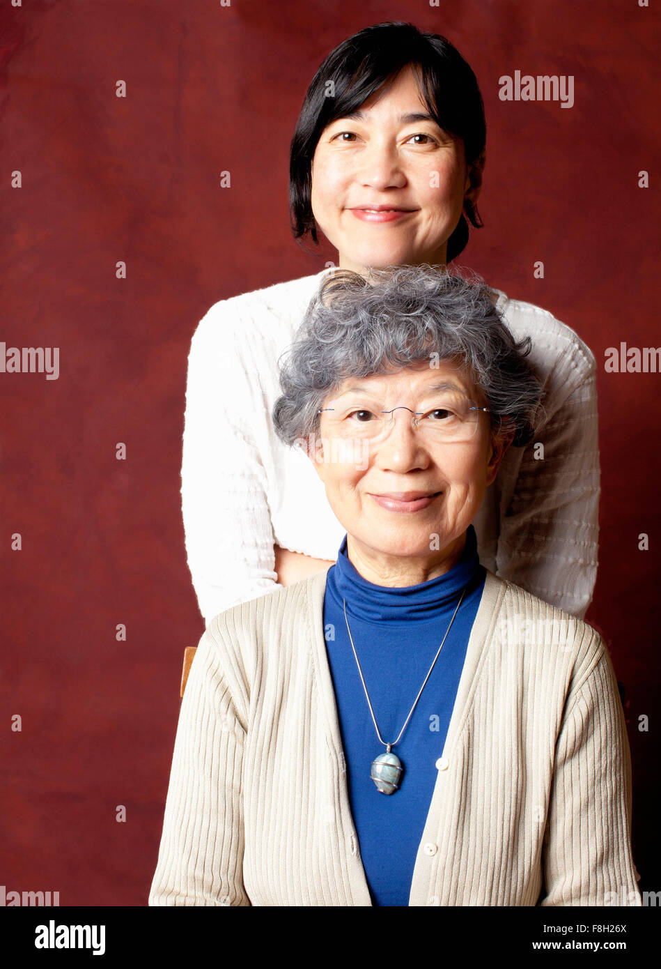 Giapponese madre e figlia sorridente Foto Stock