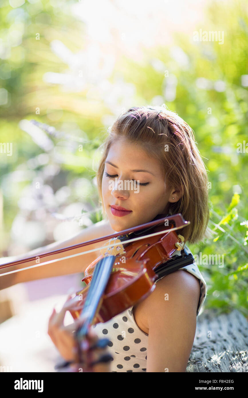 Razza mista musicista suona il violino all'aperto Foto Stock