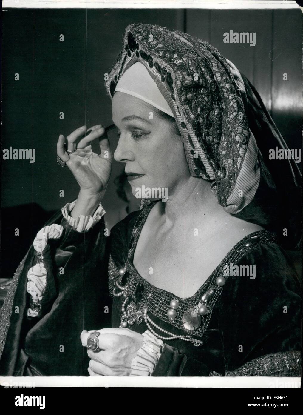 1962 - Cornelia Otis Skinner - Una donna mostra da America: Touring le province e avente un grande successo è animatore americano Cornelia Otis Skinner. A 51 dice che continua a lavorare a ''perché vuole vivere confortevolmente.'' e tuttavia lei è felicemente sposata con un pensionato di New York banchiere che è uno dei suoi più grandi ammiratori. Lei è famoso per i suoi rapidi cambiamenti e molte caratterizzazioni. In queste immagini si sta preparando per uno dei più famosi di essi - come Katherine di Aragona, Henry Vill la moglie. Cornelia Otis Skinner Puta tocchi di rifinitura per il suo make-up per la sua caratterizzazione Foto Stock