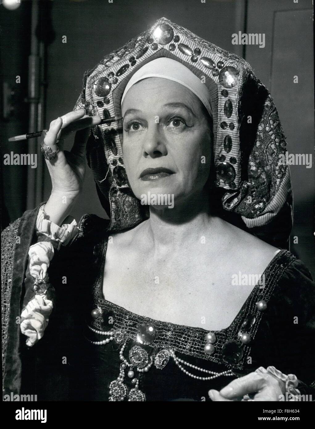 1962 - Cornelia Otis Skinner come Katherine di Aragona, uno di un vasto repertorio di caratterizzazioni utilizzato in lei una donna mostra. Cornelia Otis Skinner - Una donna mostra da America: Touring le province e avente un grande successo è animatore americano Cornelia Otis Skinner. A 51 dice che continua a lavorare a ''perché vuole vivere confortevolmente.'' e tuttavia lei è felicemente sposata con un pensionato di New York banchiere che è uno dei suoi più grandi ammiratori. Lei è famoso per i suoi rapidi cambiamenti e molte caratterizzazioni. In queste immagini si sta preparando per uno dei più famosi di essi - come Kathe Foto Stock