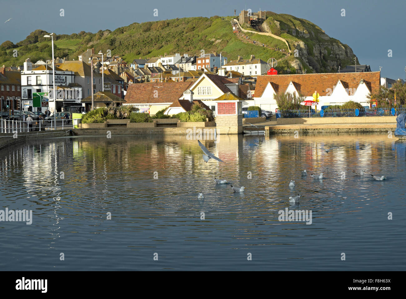 Hastings vista dal lago in barca nella luce della sera, East Sussex, Inghilterra Foto Stock