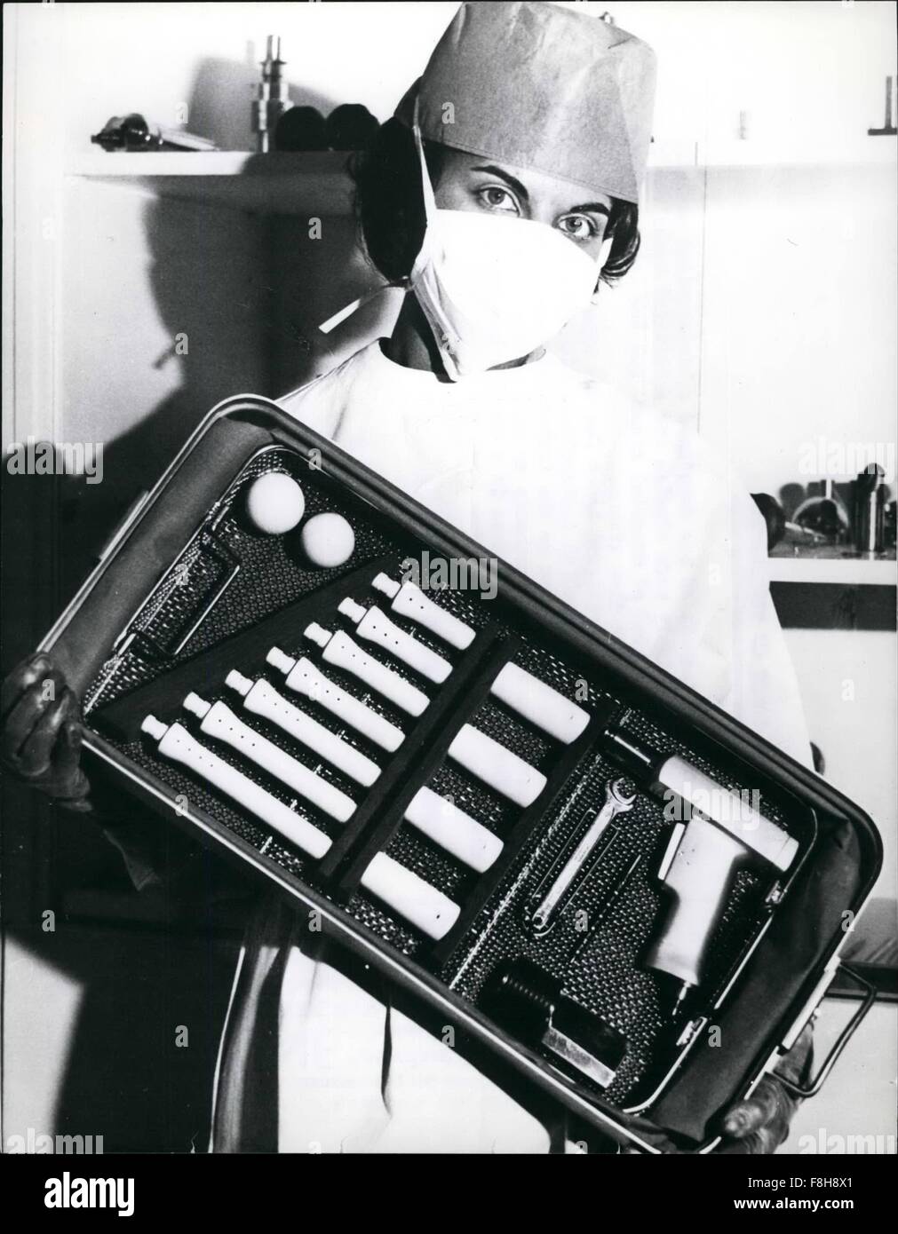 1962 - ossa artificiali di Bioceramics: Il Rosenthal Tecknic AG ha sviluppato un materiale bioceramical sulla base di altamente pura in allumina per ossa artificiali per il corpo umano. Questo tipo di materiale si distingue per la sua eccellente compatibilità verso il tessuto vivo. La nostra immagine mostra le ossa artificiali per la parte superiore del braccio con la spalla-comune di teste per indicazioni speciali. Con questo set. Il endoprothesis può essere adattato ai requisiti individuali durante l'operazione. Il endoprothesis nonché di strumenti speciali per il funzionamento sono imballati in una scatola sterile per uso immediato. (Credito immagine: Foto Stock