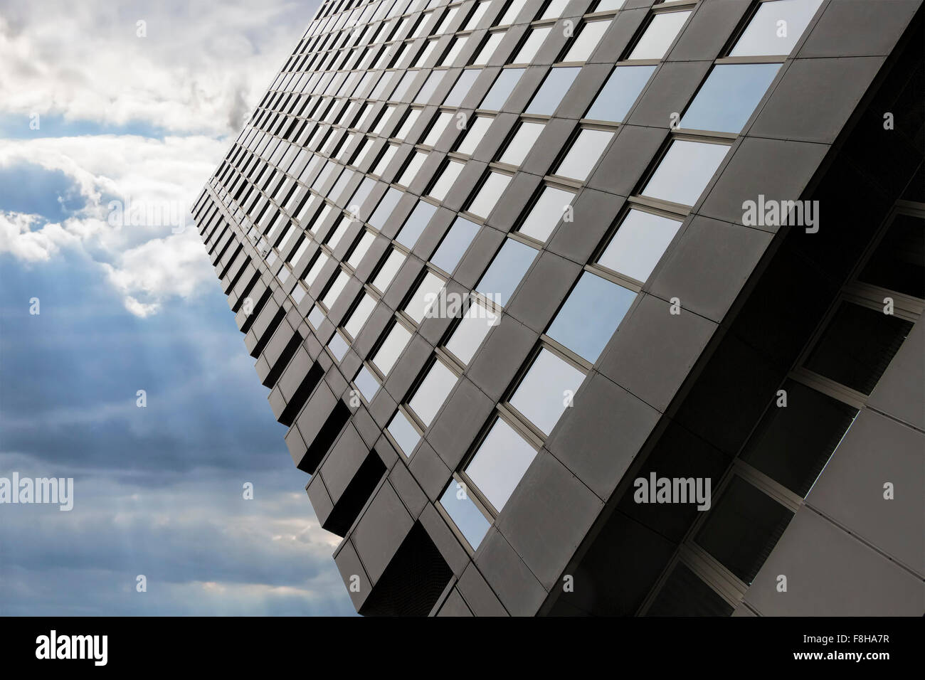 Moderno edificio contro il cielo drammatico. Foto Stock