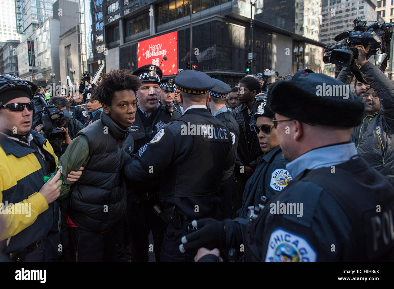Chicago, Stati Uniti d'America. 09Dec, 2015. Attivista Reccord Lamon è arrestato pochi istanti dopo un mese di marzo ha cominciato a City Hall di mezzogiorno, Mercoledì, 9 dicembre, 2015. Marzo partecipanti hanno chiesto le dimissioni del Sindaco Rahm Emanuel a seguito del rilascio di più video che mostra i casi di polizia tiri che sono stati tenuti da parte del pubblico. Credito: Max Herman/Alamy Live News Foto Stock